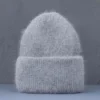 bonnet-chaud-femme-gris Un bonnet chaud femme gris clair sur un décor foncé