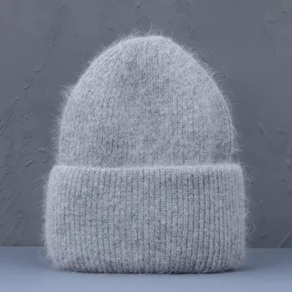 bonnet-chaud-femme-gris Un bonnet chaud femme gris clair sur un décor foncé
