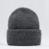 bonnet-chaud-femme-gris-fonce Un bonnet chaud femme gris foncé sur un décor foncé