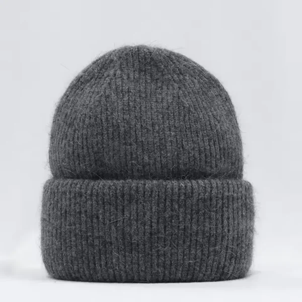 bonnet-chaud-femme-gris-fonce Un bonnet chaud femme gris foncé sur un décor foncé