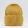 bonnet-chaud-femme-jaune Un bonnet chaud femme jaune sur un décor foncé