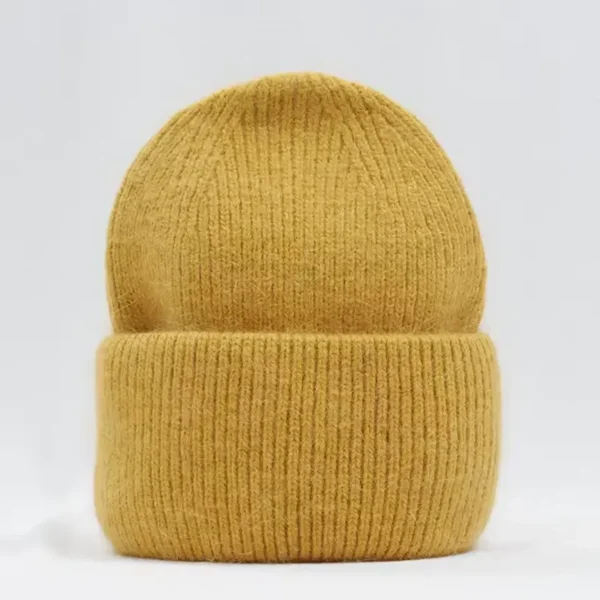 bonnet-chaud-femme-jaune Un bonnet chaud femme jaune sur un décor foncé