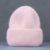 bonnet-chaud-femme-rose Un bonnet chaud femme rose sur un décor foncé