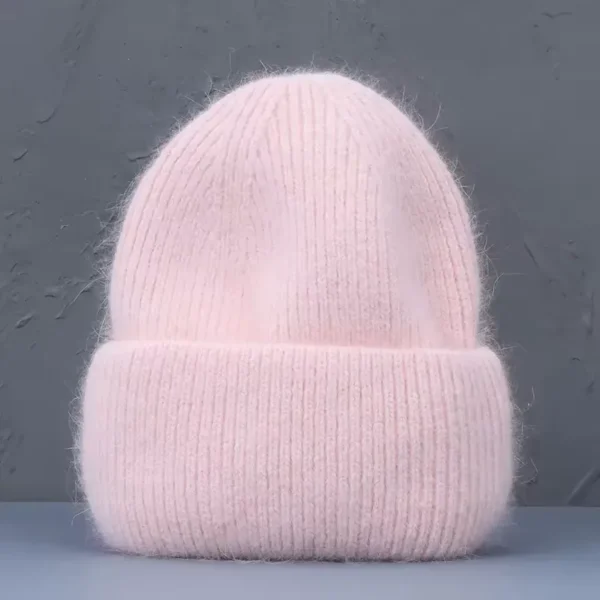bonnet-chaud-femme-rose Un bonnet chaud femme rose sur un décor foncé