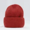 bonnet-chaud-femme-rouge Un bonnet chaud femme rouge sur un décor foncé
