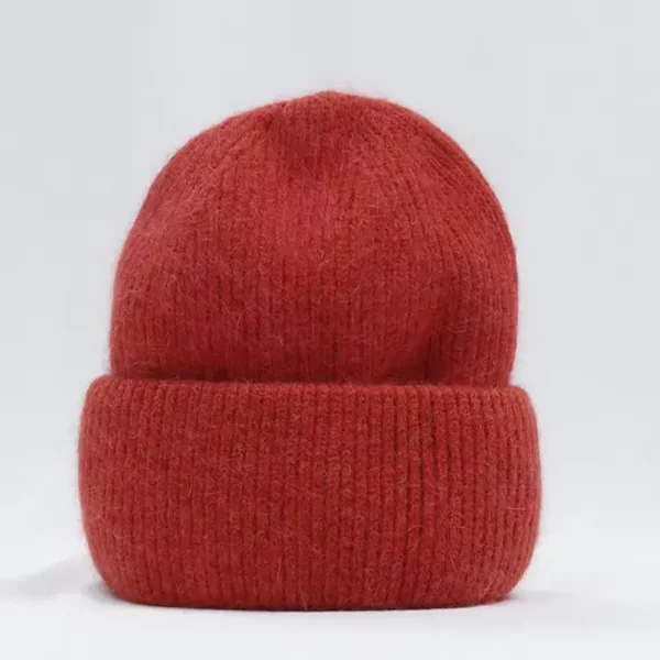 bonnet-chaud-femme-rouge Un bonnet chaud femme rouge sur un décor foncé