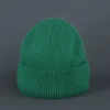 bonnet-chaud-femme-vert Un bonnet chaud femme vert sur un décor foncé
