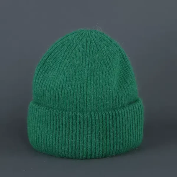bonnet-chaud-femme-vert Un bonnet chaud femme vert sur un décor foncé
