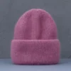 bonnet-chaud-femme-violet Un bonnet chaud femme violet sur un décor foncé