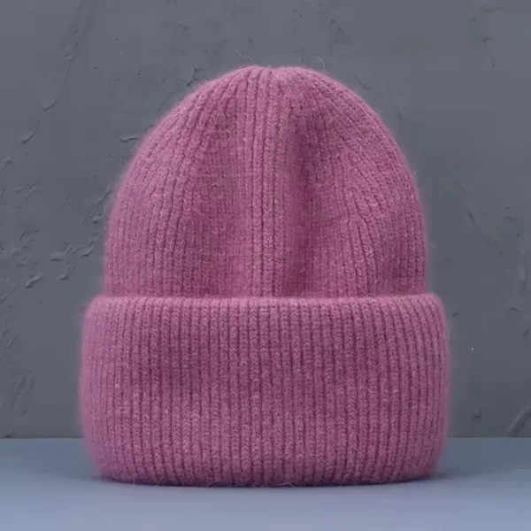 bonnet-chaud-femme-violet Un bonnet chaud femme violet sur un décor foncé