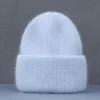 bonnet-chaud-femme-bleu-ciel Un bonnet chaud femme bleu ciel sur un décor foncé