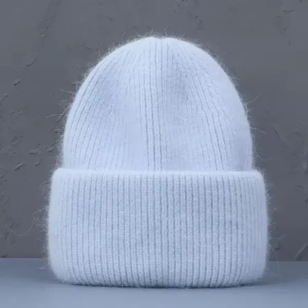 bonnet-chaud-femme-bleu-ciel Un bonnet chaud femme bleu ciel sur un décor foncé