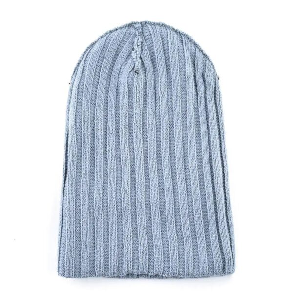 Un bonnet gris en laine de derrière sur un fond blanc