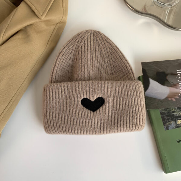 bonnet-cœur-beige Un bonnet cœur couleur beige est présenté posé à plat