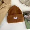 bonnet-cœur-caramel Un bonnet cœur couleur caramel est présenté posé à plat