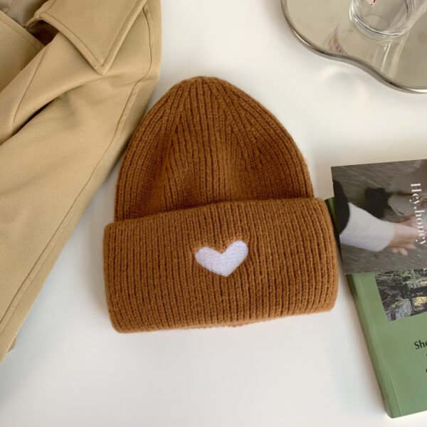bonnet-cœur-caramel Un bonnet cœur couleur caramel est présenté posé à plat