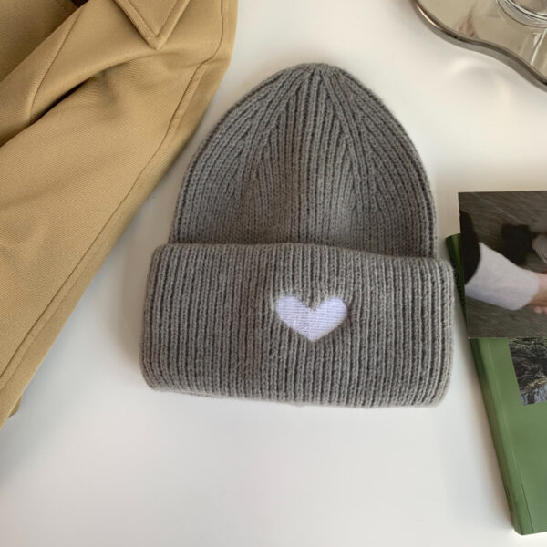 bonnet-cœur-gris Un bonnet cœur couleur gris est présenté posé à plat