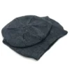bonnet-en-coton-pour-hiver-au-chaud Un bonnet en coton est posé à plat sur un fond blanc