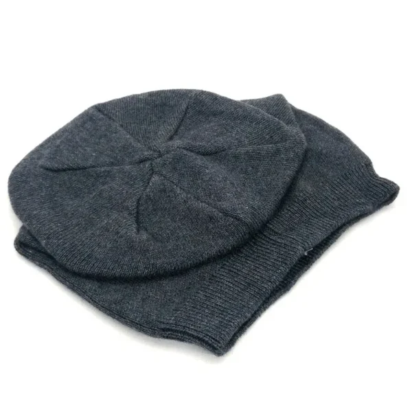 bonnet-en-coton-pour-hiver-au-chaud Un bonnet en coton est posé à plat sur un fond blanc