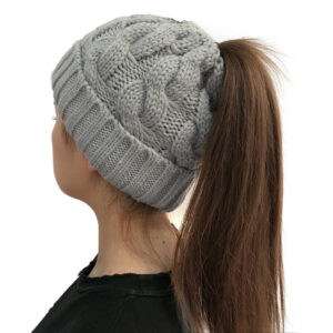 bonnet-epais-hiver-cheveux-longs Fille longs cheveux porte un bonnet queue de cheval gris de derrière