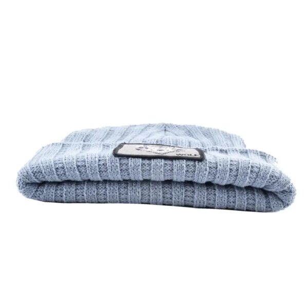 On voit l'épaisseur et la douceur d'un bonnet doux et gris pour l'hiver