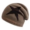 Un bonnet étoile marron est présenté sur un fond blanc