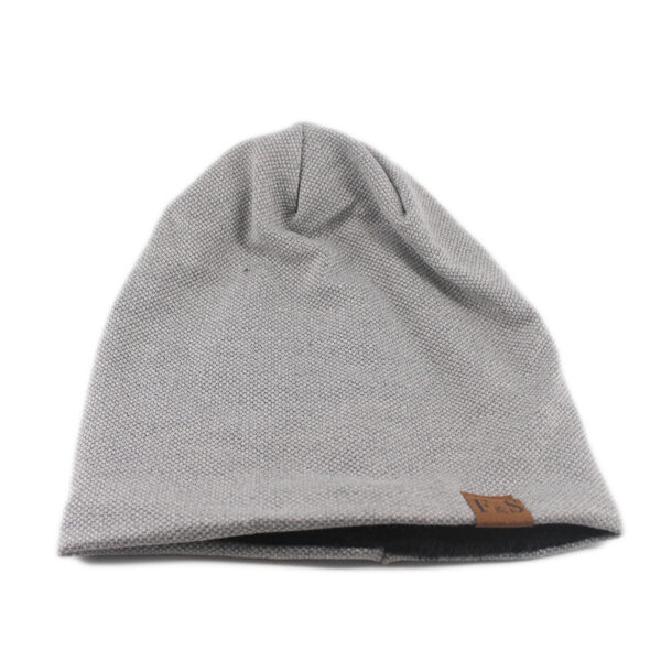 bonnet-hiver-doux-elegant Un bonnet streetwear posé à plat sur fond blanc