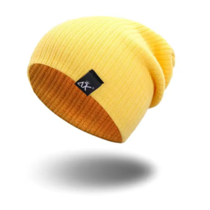 bonnet-jaune Un bonnet jaune est présenté sur un fond blanc
