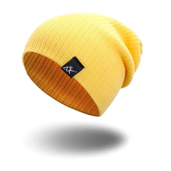 Un bonnet jaune est présenté sur un fond blanc