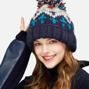 Une femme porte un bonnet avec pompon chaud