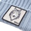 Une étiquette avec la tête d'un loup est cousue sur un bonnet gris
