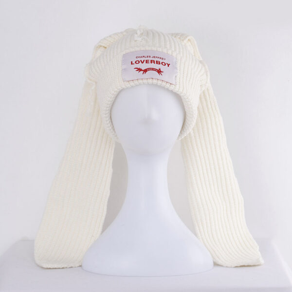 Bonnet lapin blanc sur une tête de mannequin en plastique