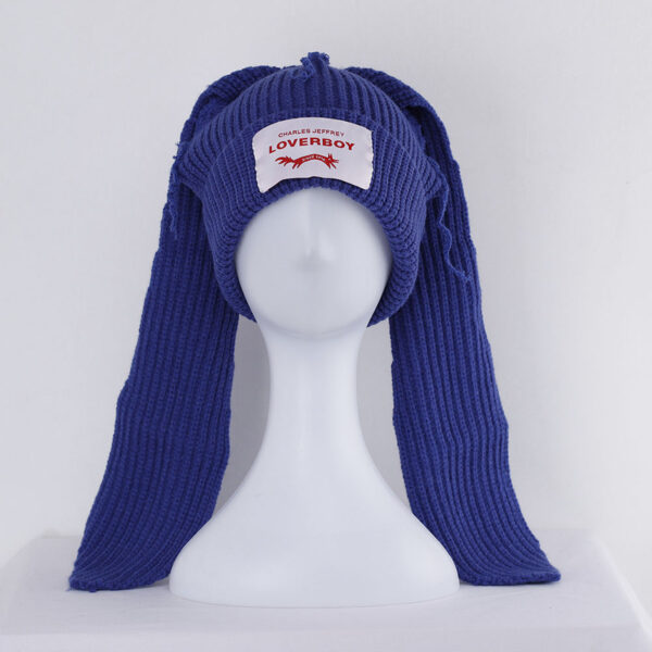 Bonnet lapin bleu sur une tête de mannequin en plastique