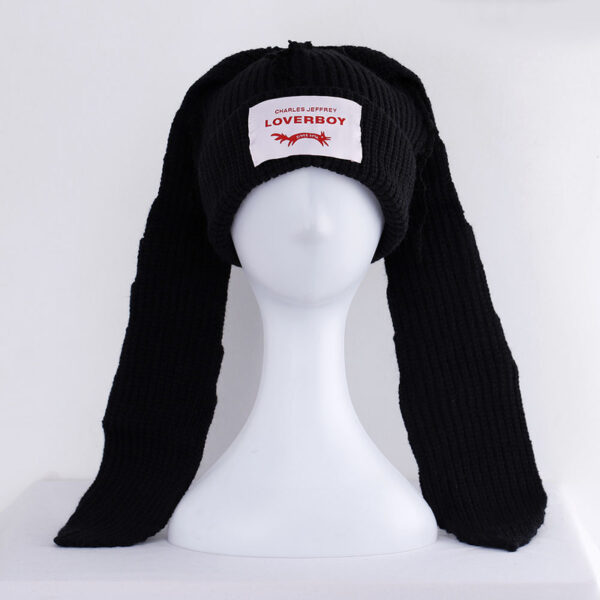 Bonnet lapin noir sur une tête de mannequin en plastique