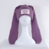 Bonnet lapin violet sur une tête de mannequin en plastique