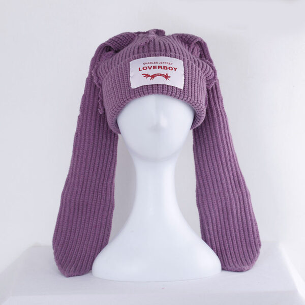 Bonnet lapin violet sur une tête de mannequin en plastique