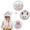 Une fille porte un bonnet licorne oreille qui bouge sur un fond blanc