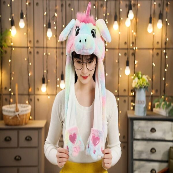 Une fille porte un bonnet licorne oreille qui bouge sur un décor intérieur lumineux