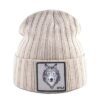 Bonnet loup beige sur fond blanc