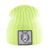 Bonnet loup jaune sur fond blanc