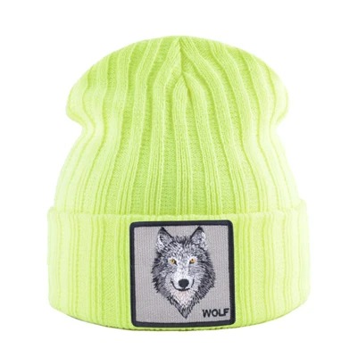 Bonnet loup jaune sur fond blanc