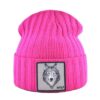 Un bonnet loup rose sur un fond blanc