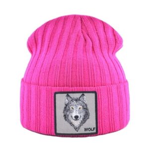 Un bonnet loup rose sur un fond blanc