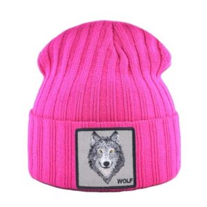 Un bonnet loup rose sur un fond blanc