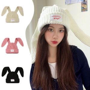 bonnet-oreilles-de-lapin-blanc Fille porte un bonnet épais blanc avec des grandes oreilles de lapin