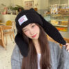 Fille avec bonnet noir de lapin