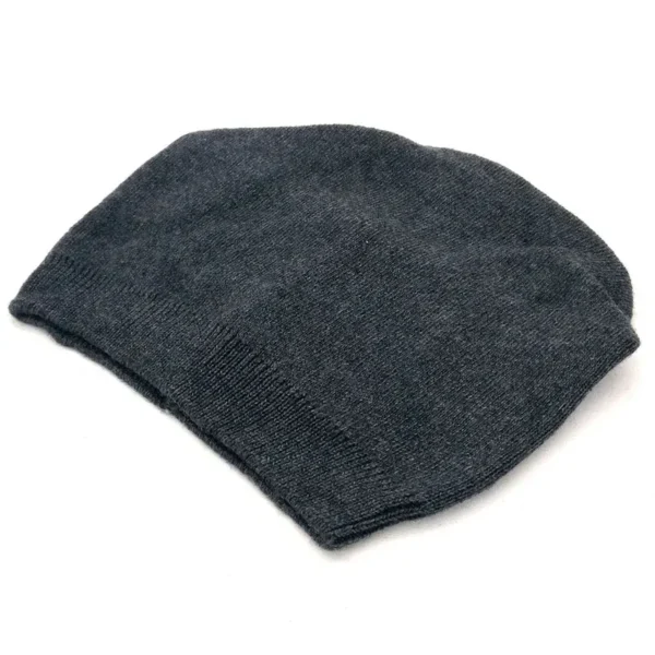 bonnet-pour-femme-doux-elegant Un bonnet en coton est posé à plat sur un fond blanc