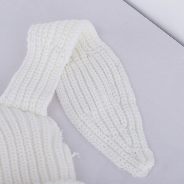 Zoom qualité laine du bonnet blanc avec oreilles de lapin