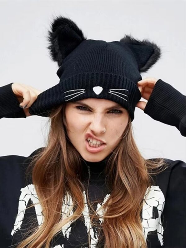 fille-stylee-porte-bonnet-a-oreilles Une fille stylée porte un bonnet avec des oreilles sur fond gris
