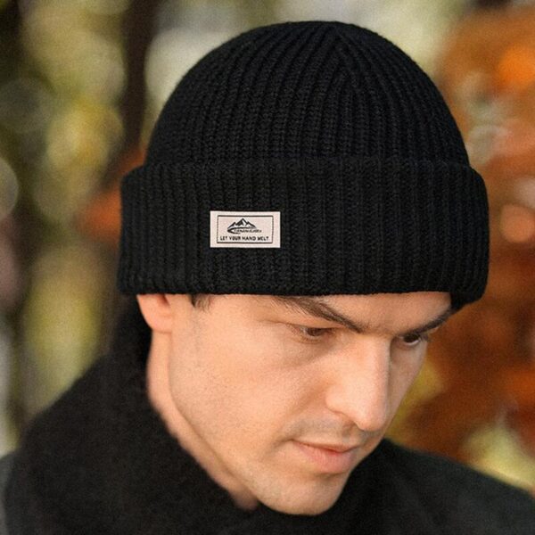 homme-avec-bonnet-cagoule-2-en-1 Un modèle de profil porte un beau bonnet cagoule 2 en 1